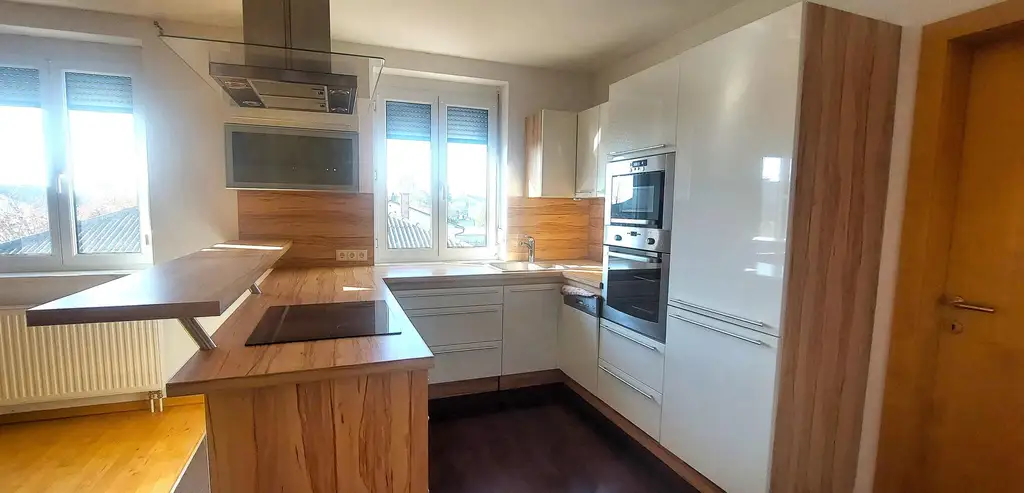 Großzügige Villa mit mehreren Wohneinheiten für viele Nutzungen