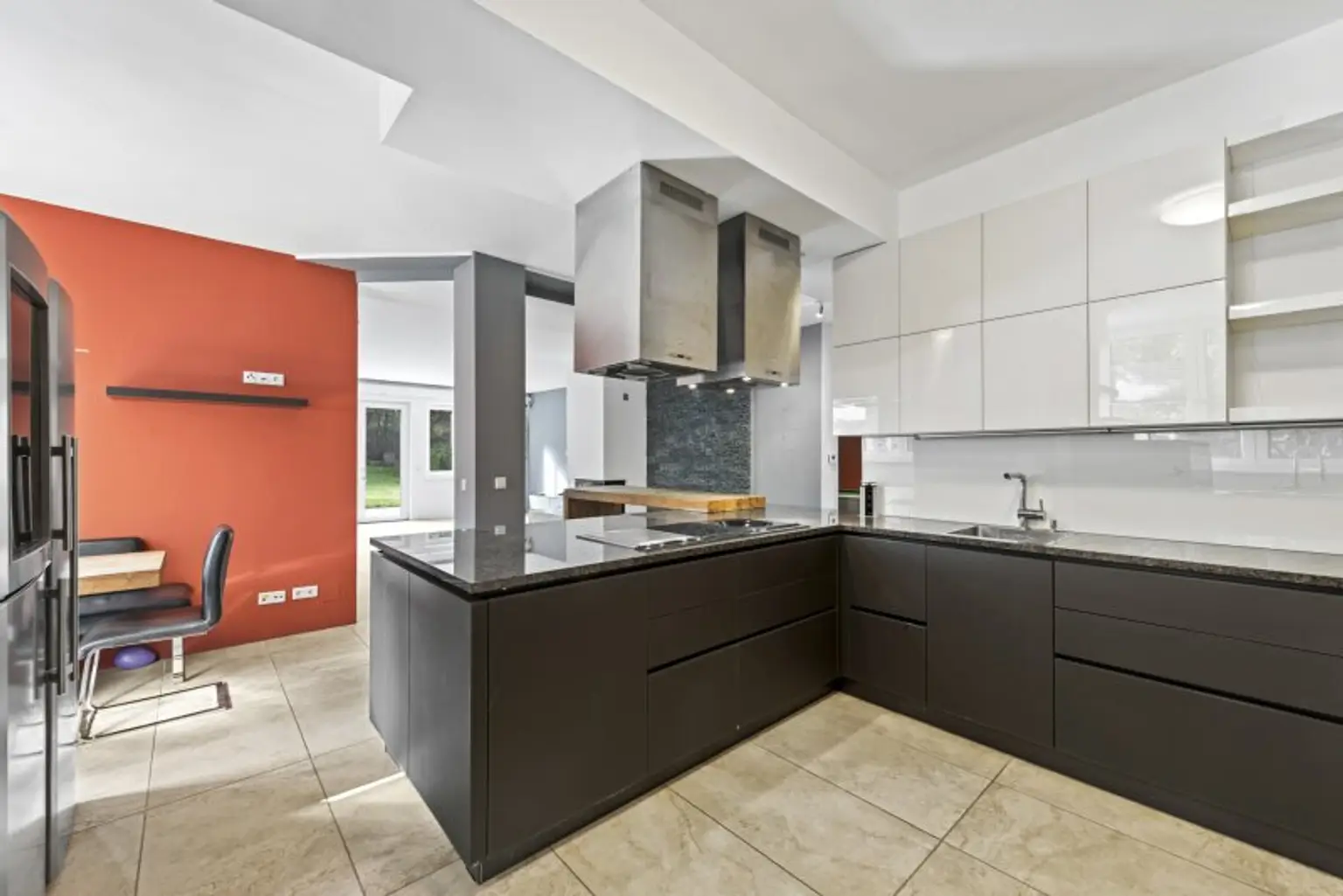 Exklusive Villa mit Nebengebäude in Gießhübl – Wohnen, Arbeiten & Wellness in Premiumlage