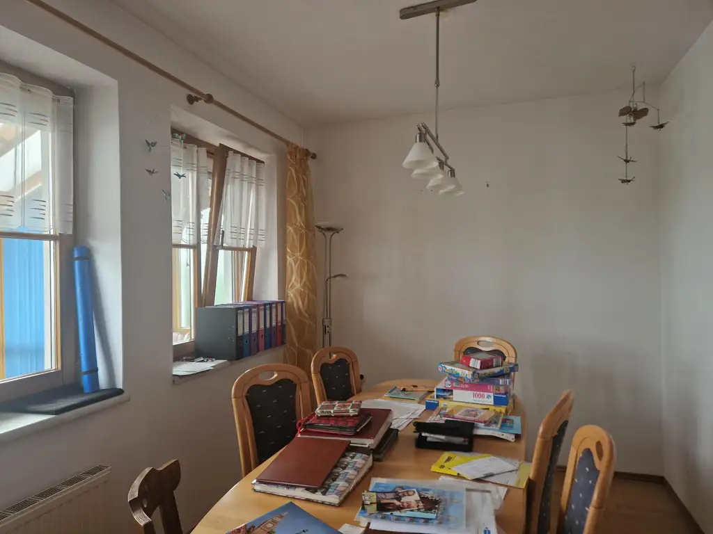SOLIDES WOHNHAUS MIT EHEMALIGEM SOMMERHAUS, HERRLICHER TERRASSE UND POOL IN TRAUMHAFTER RUHELAGE