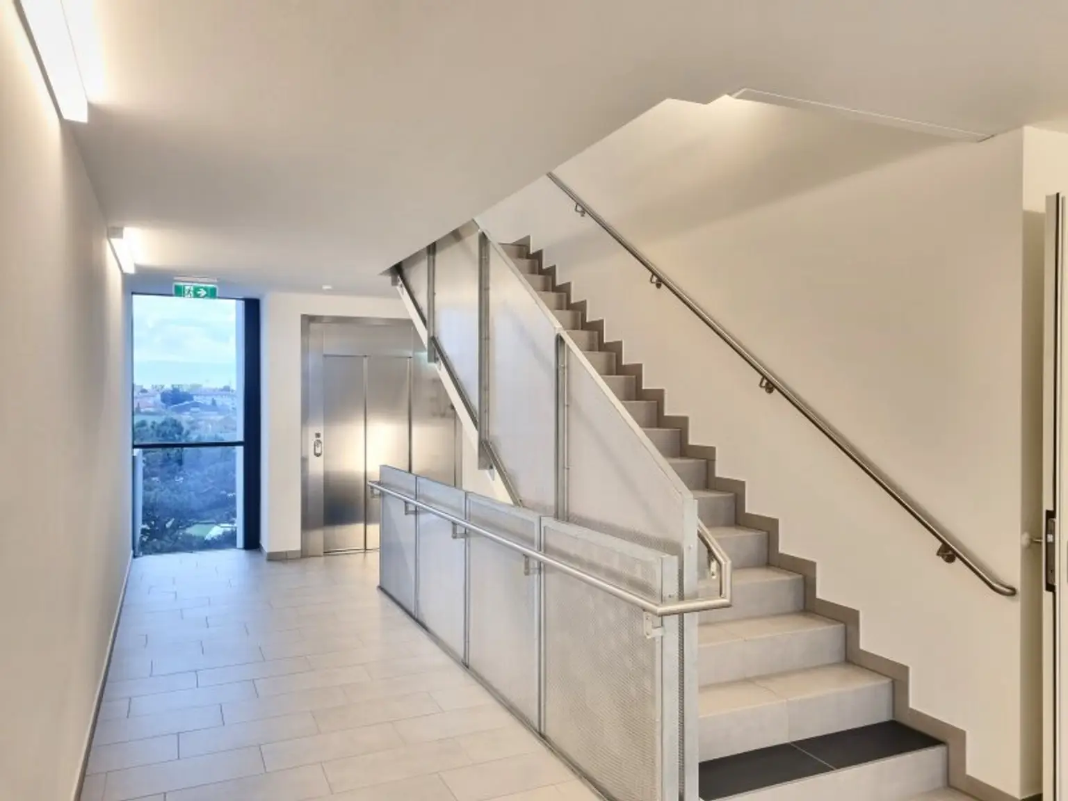 Neuwertige Wohnung mit Südbalkon, DAN-Küche und Freizeitangebot – Nähe U-Bahn