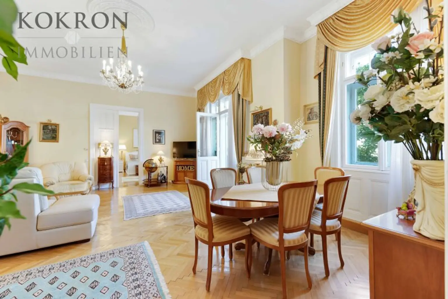 Wohnsalon mit Ausgang auf den Balkon