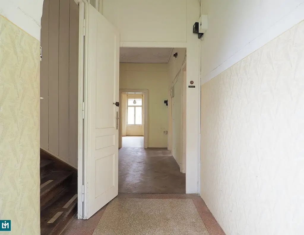 GRUNDSTÜCK MIT SANIERUNGSBEDÜRFTIGER VILLA IN GUTER LAGE