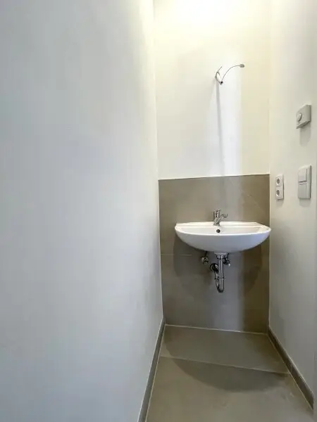 Neu sanierte Garconniere, vis-a-vis Park, zentral im 17. Bezirk!