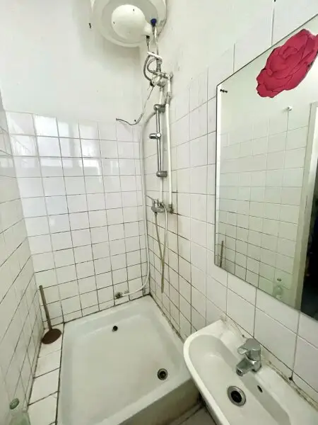INNENSTÄDTISCHE - 3-Zimmer WOHNUNG -RENOVIERUNGSBEDÜRFTIG- mit sehr viel Potenzial - in Top Lage Wiens beim NASCHMARKT - Nähe KARLSPLATZ!