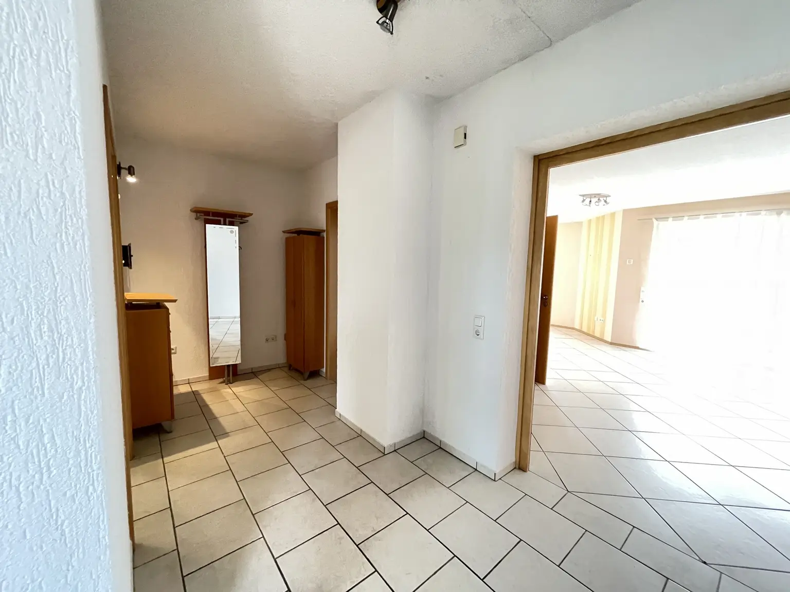 Flur mit Blick ins Wohnzimmer