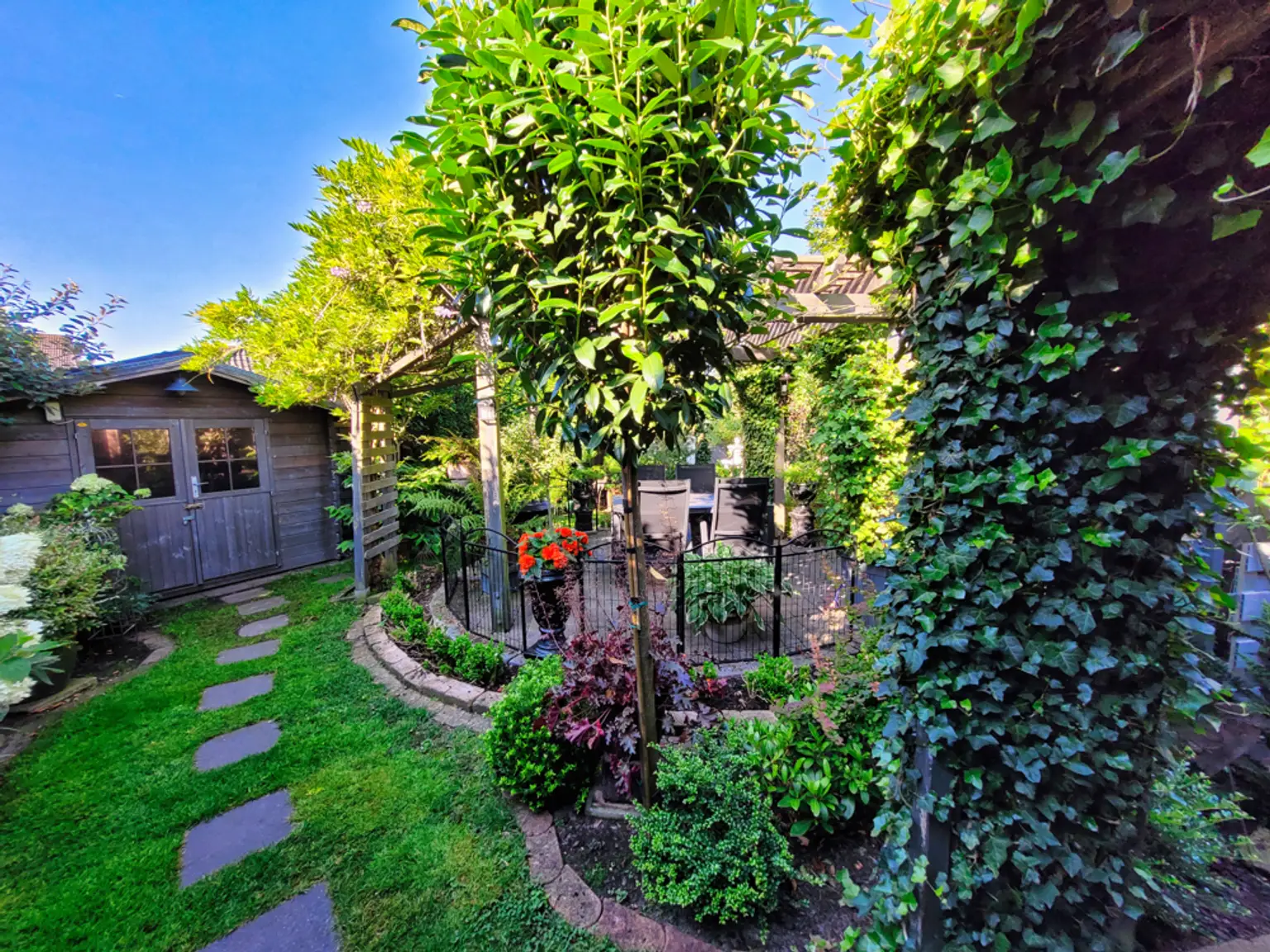 Einfamilienhaus mit traumhafter Gartenanlage in Niederlangen!