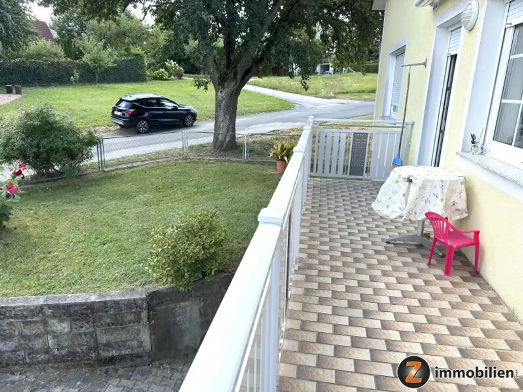 Unterkellertes Einfamilienhaus mit Garage und Obstbaumbestand
