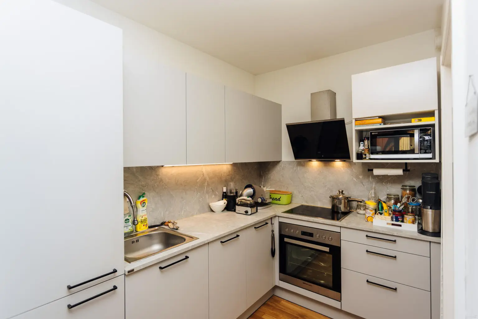 Moderne 2-Zimmer-Eigentumswohnung mit großem Balkon + Parkplatz + riesigem Kellerabteil