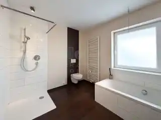Bad mit Wanne/Dusche EG