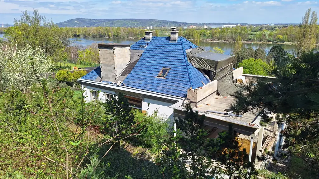Edelrohbau-Villa, Herrschaftlicher Wohnsitz am Fuße des Kahlenberges an der Donau. Teilrestauriert entkernt und komplette Ausbauplanung.