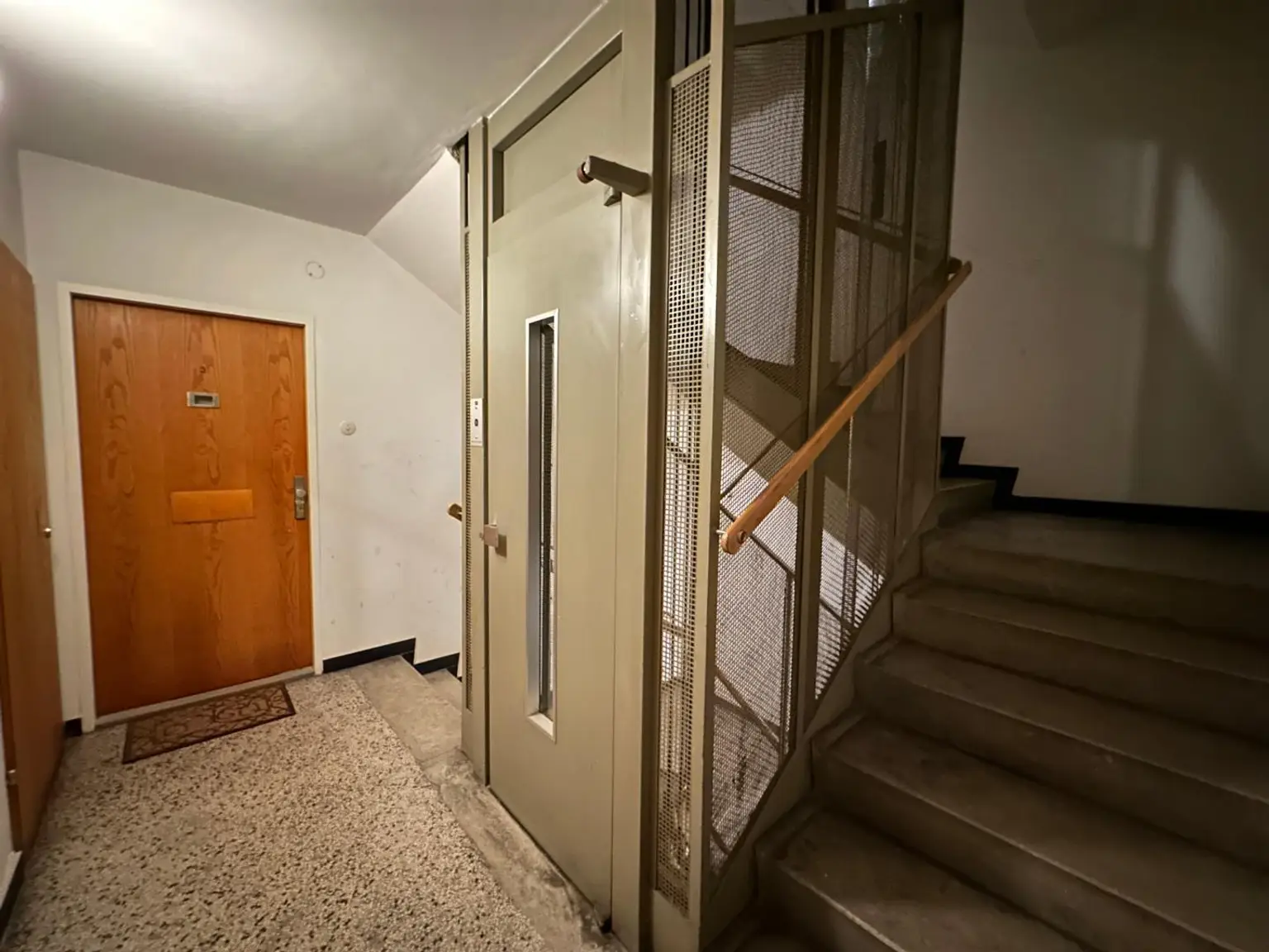 Stiegenhaus mit Lift