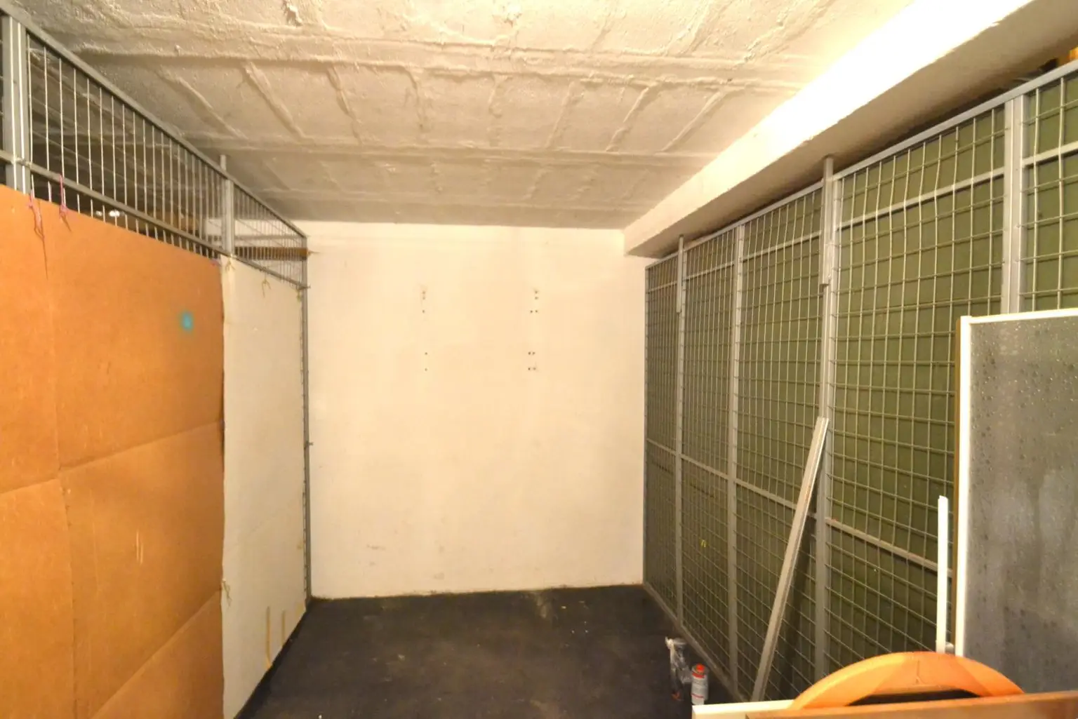 Kellerabteil mit Stromanschluss