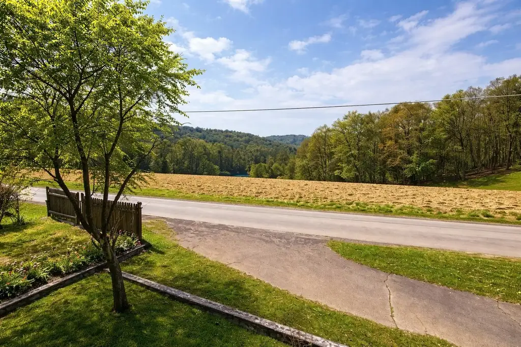 **Im Hügelland mit Fernblick: Einfamilienhaus mit Wäldchen, Nebengebäude & 2 Garagen**