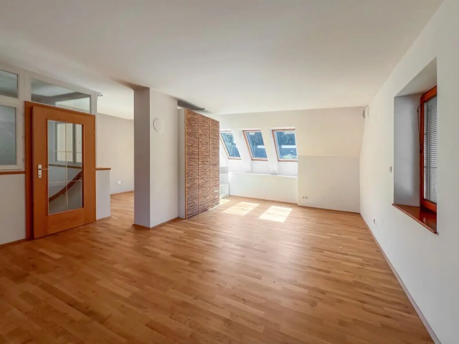 Familiengeeignetes Eckreihenhaus bei der Amerikanischen Schule:  5 Zimmer, und ein Gäste-Studio mit Bad,  Garten, Balkon, Garage, viel Platz und Ruhe!