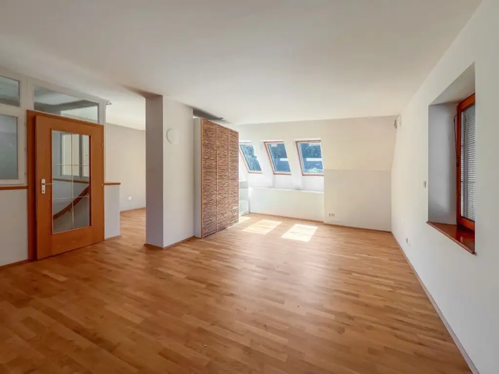 Familiengeeignetes Eckreihenhaus bei der Amerikanischen Schule:  5 Zimmer, und ein Gäste-Studio mit Bad,  Garten, Balkon, Garage, viel Platz und Ruhe!