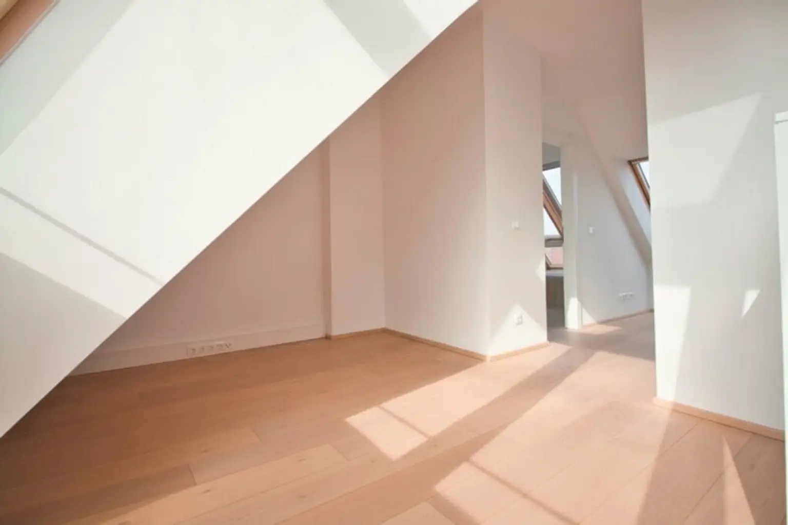 Helle, großzügige Maisonette-Wohnung mit 2 Bädern | ~ 20 m² große, private Terrasse direkt auf Wohnebene | Nahe Elterleinplatz