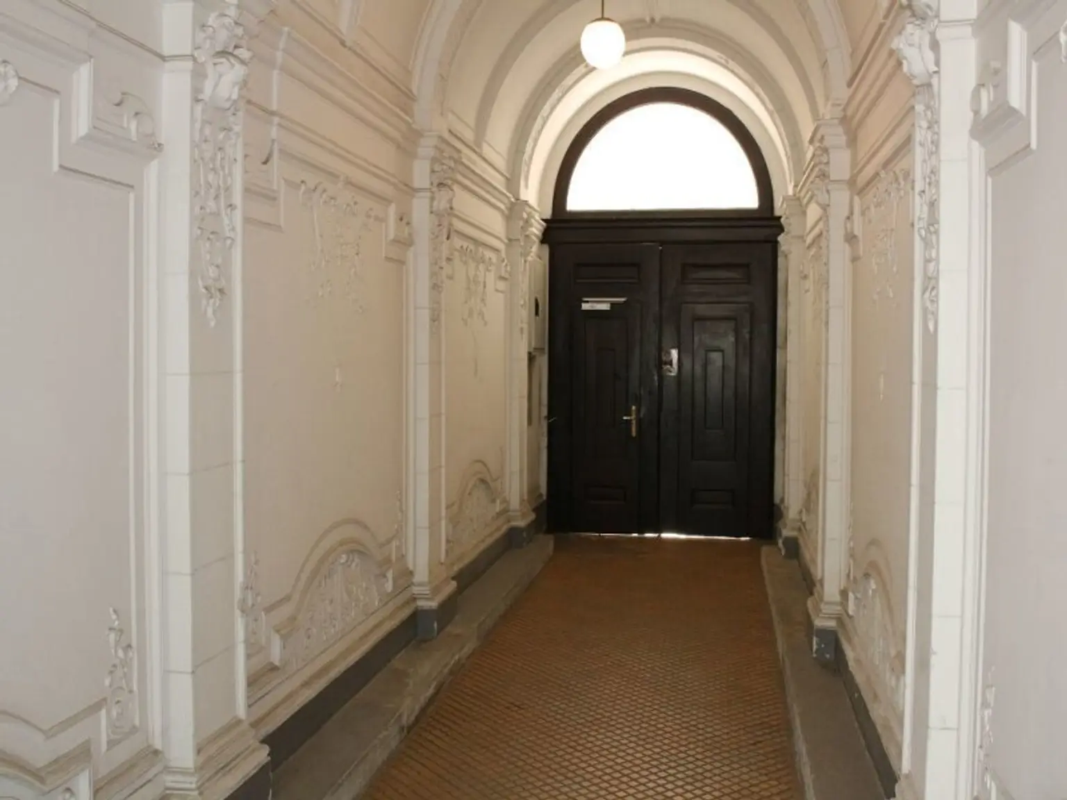 SPITTELBERG, teilsaniertes 84 m2 Dachgeschoß, 3 Zimmer, Extraküche, Wannenbad, Parketten, WG-geeignet, MQ-Nähe