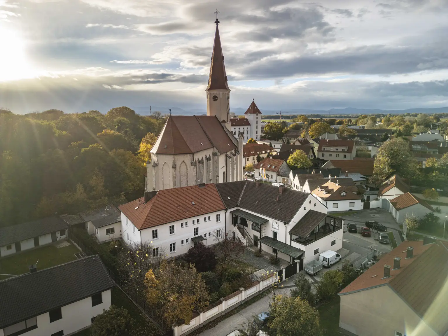 ** Historisches Johanniterhaus am Heldenplatz – mit Innenhof und Gartenbereich **