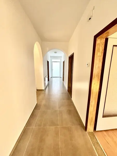 Renoviertes Einfamilienhaus in Halbturn – Ruhelage