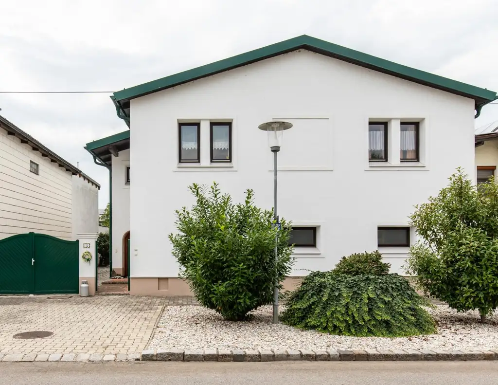 Ihr Traum vom Landleben - massives Landhaus mit Wintergarten.