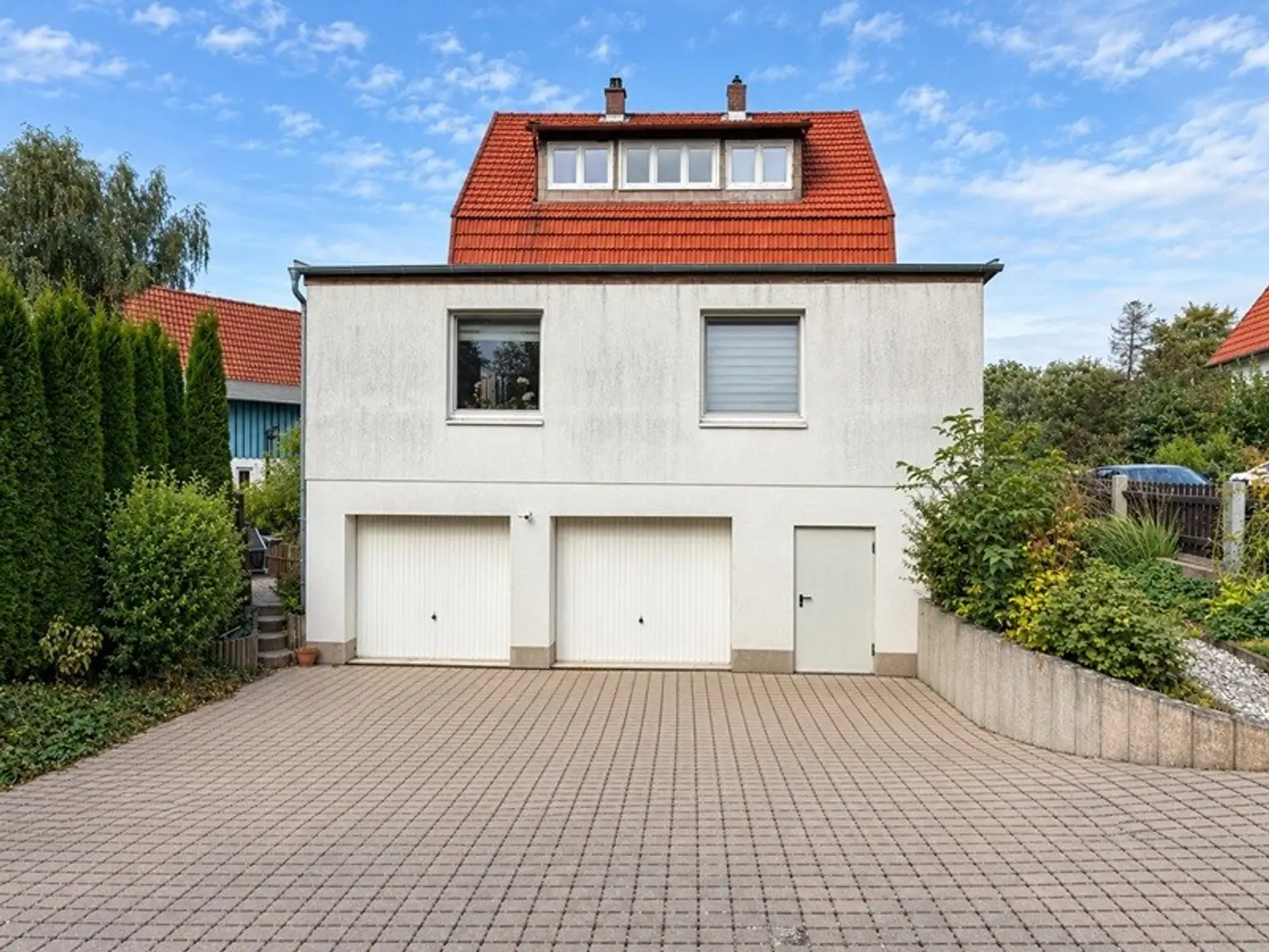 Haus mit Garagen