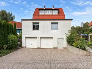 Haus mit Garagen
