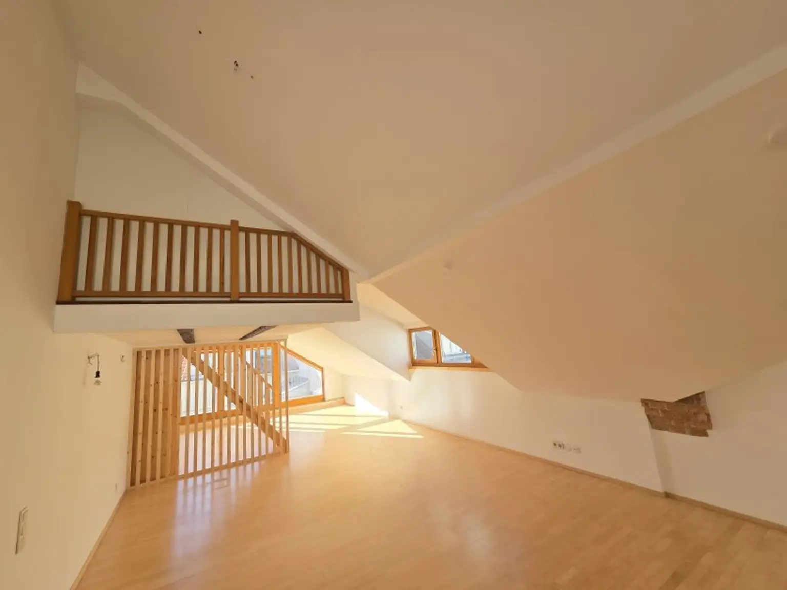 Atelierartige Dachgeschoss - Loftwohnung mit Terrasse