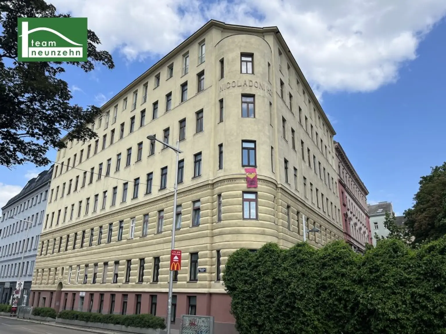 Stadt-Wohnung: Charmant sanierte Altbauwohnung im gepflegten Gründerzeithaus in absoluter Hofruhelage - unweit der Volksoper - JETZT ANFRAGEN