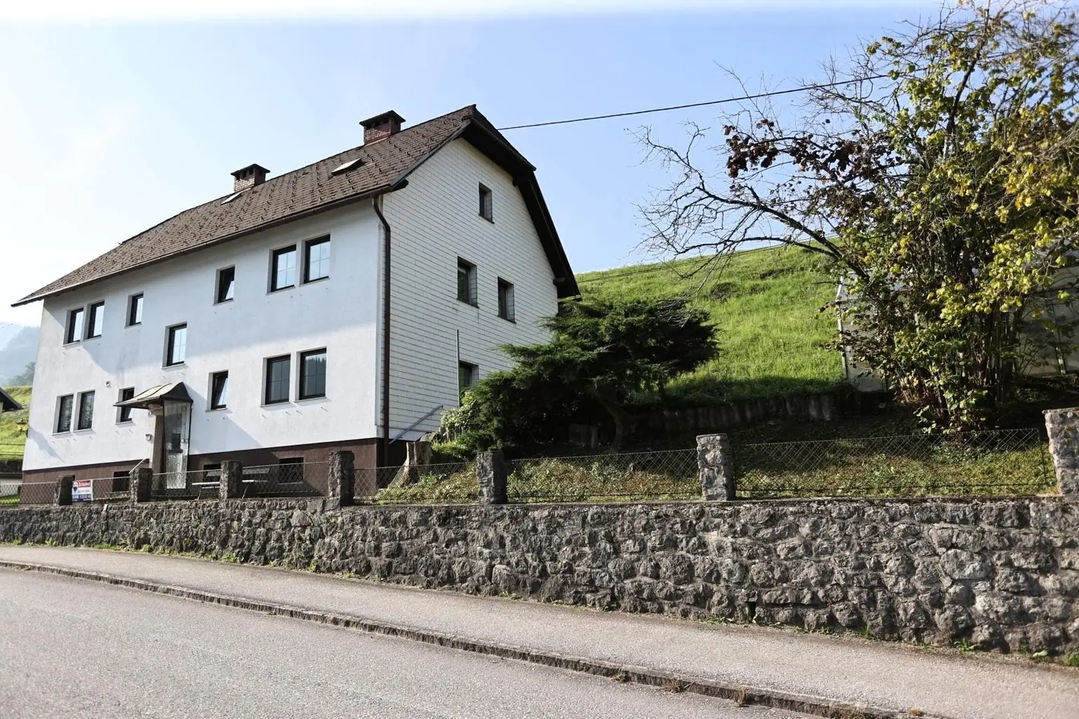 Ein-/Zwei- oder Mehrfamilienhaus zum Innenrenovieren auf 1.343 m² Grund mit Garage und Abstellplätze
