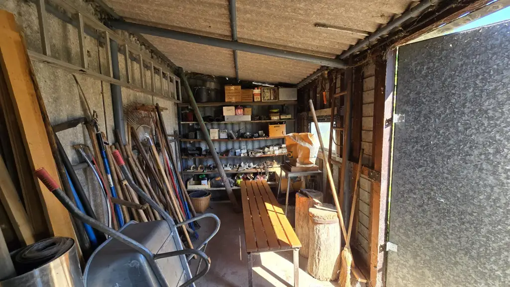 Sanierungsbedürftiges Haus mit riesigem Grundstück und Nebengebäuden