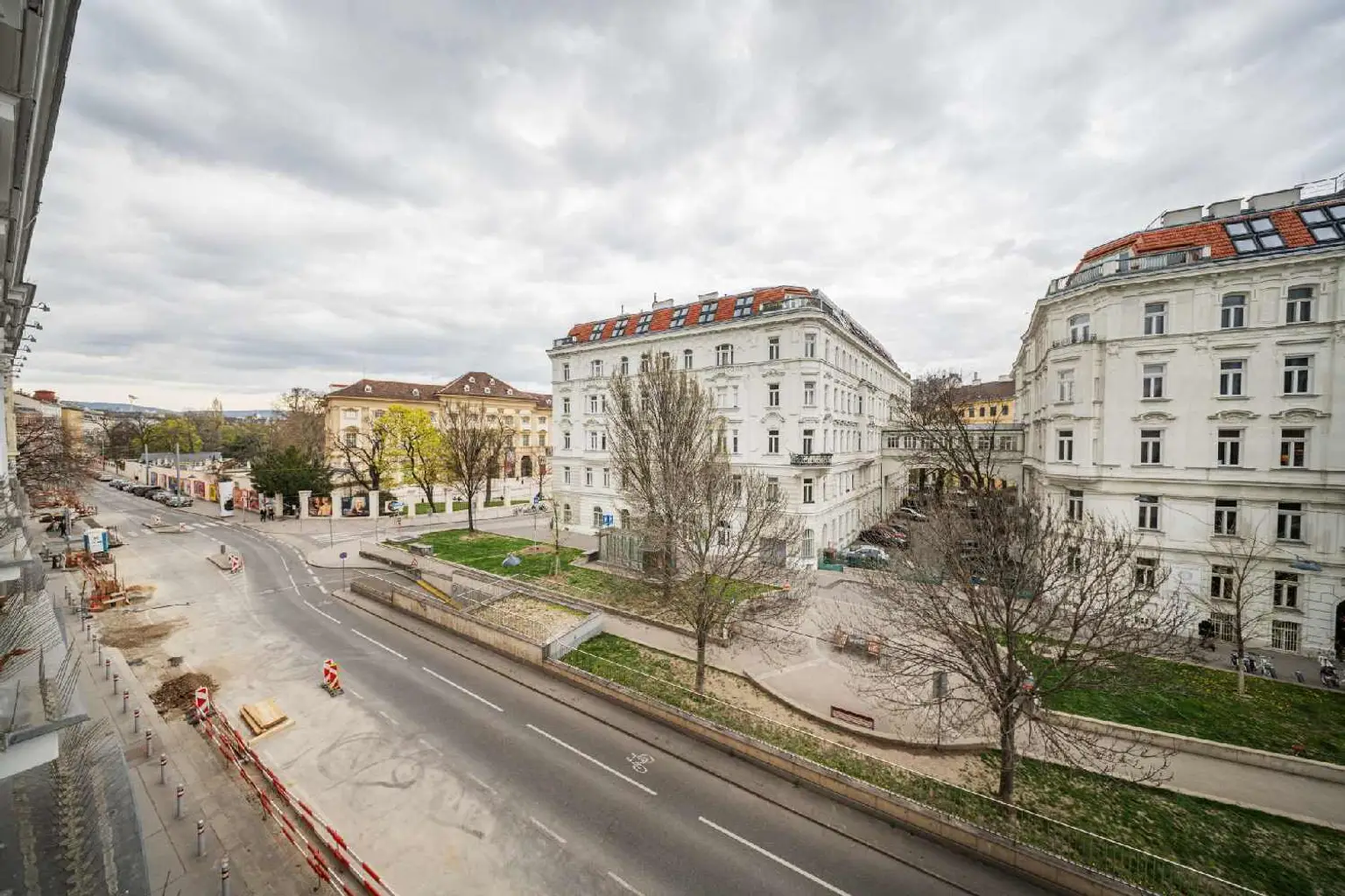Vollmöblierte Luxus Altbauwohnung gegenüber Palais Liechtenstein