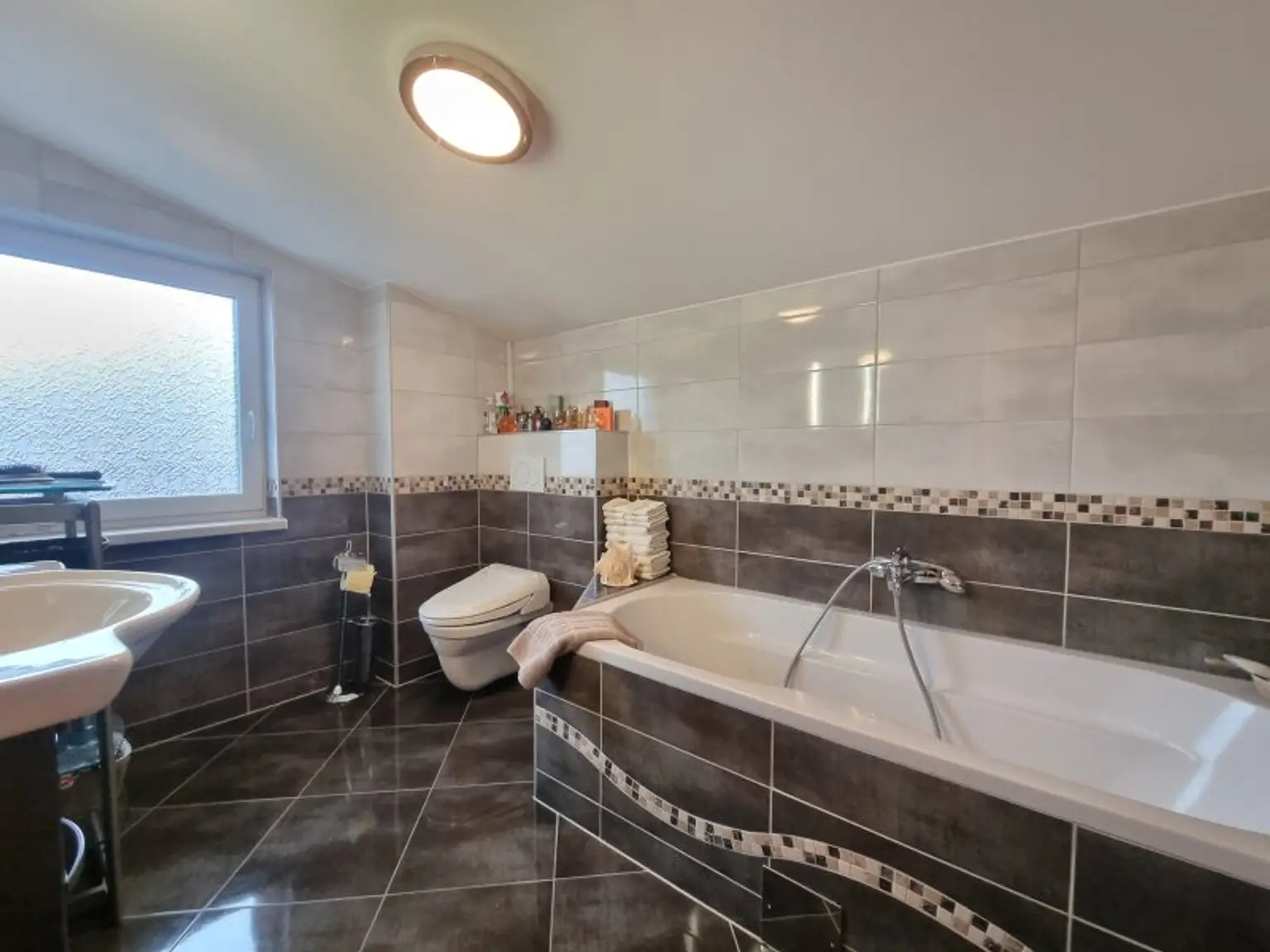 OG: Badezimmer mit Badewanne