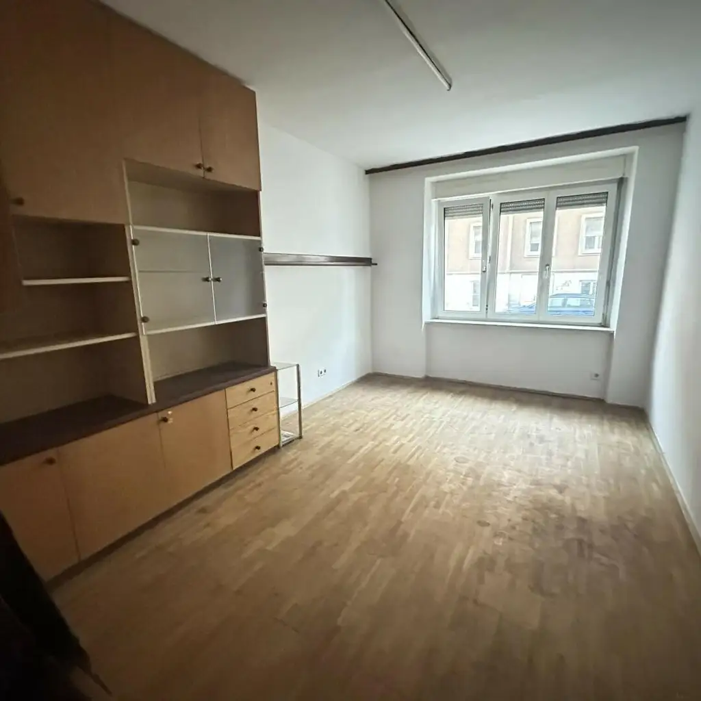 Sanierungsbedürftige 4 Zimmer Wohnung mit Potential