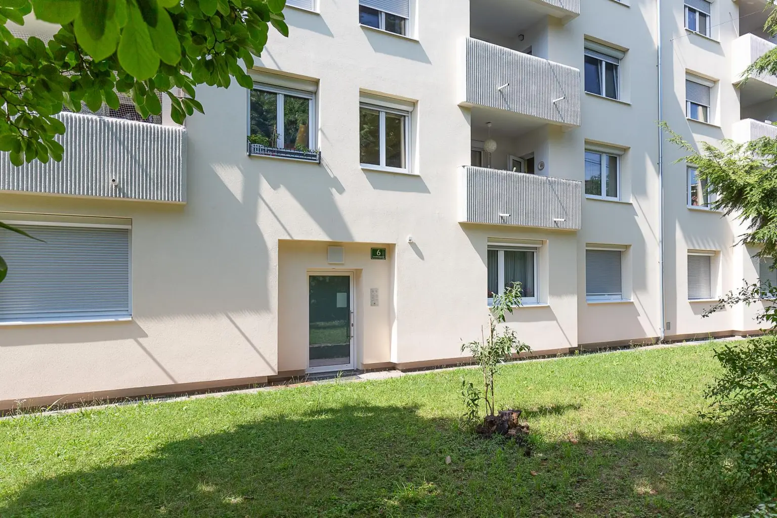 Großzügig. Grün. Und ganz nach Ihrem Geschmack. Kachelofen-Flair inklusive.
