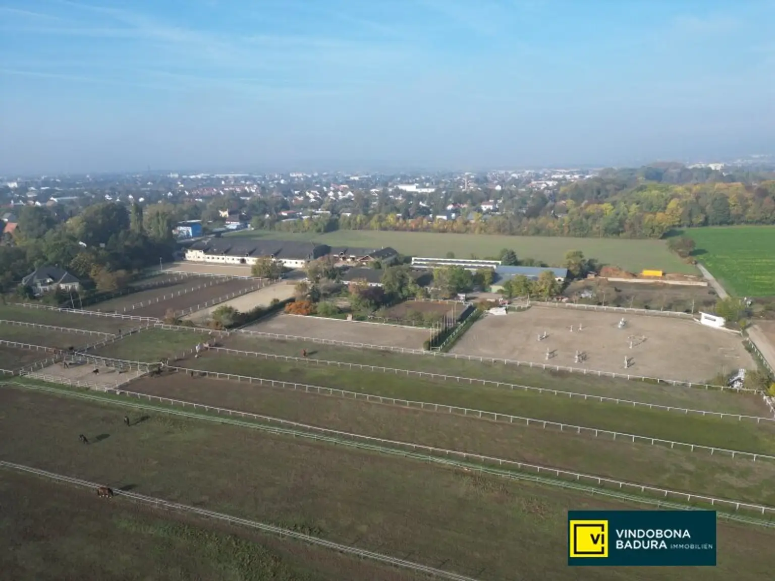 Exklusive Reitsportanlage vor den Toren Wiens – 145 Boxen | Reithallen | Reitplätze | Koppeln | Villa & Personalwohnungen