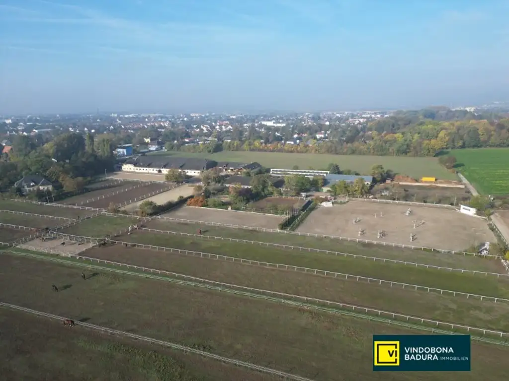 Exklusive Reitsportanlage vor den Toren Wiens – 145 Boxen | Reithallen | Reitplätze | Koppeln | Villa & Personalwohnungen