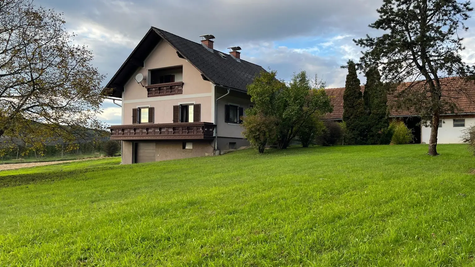 Haus in ruhiger Lage mit Erweiterungsmöglichkeit und großem Nebengebäude!