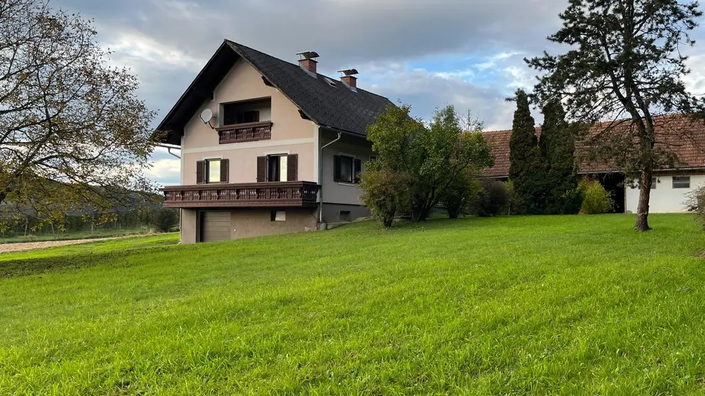 Haus in ruhiger Lage mit Erweiterungsmöglichkeit und großem Nebengebäude!