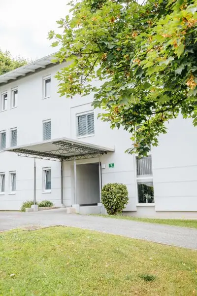 LOGGIA I LICHTDURCHFLUTET I PARKETT I ABSOLUTE RUHELAGE I BADEWANNE I AB SOFORT I PROJEKT WOHNEN I