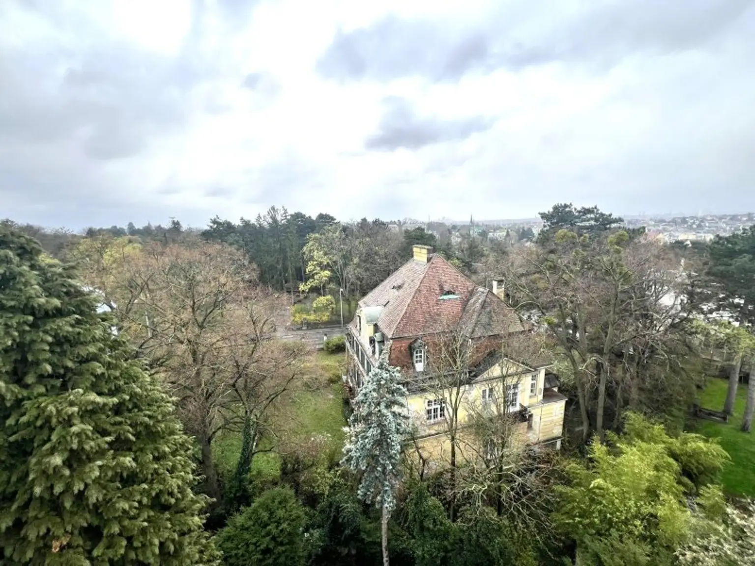 Charmante sanierungsbedürftige Dachgeschosswohnung in bester Lage direkt beim Türkenschanzpark (!)