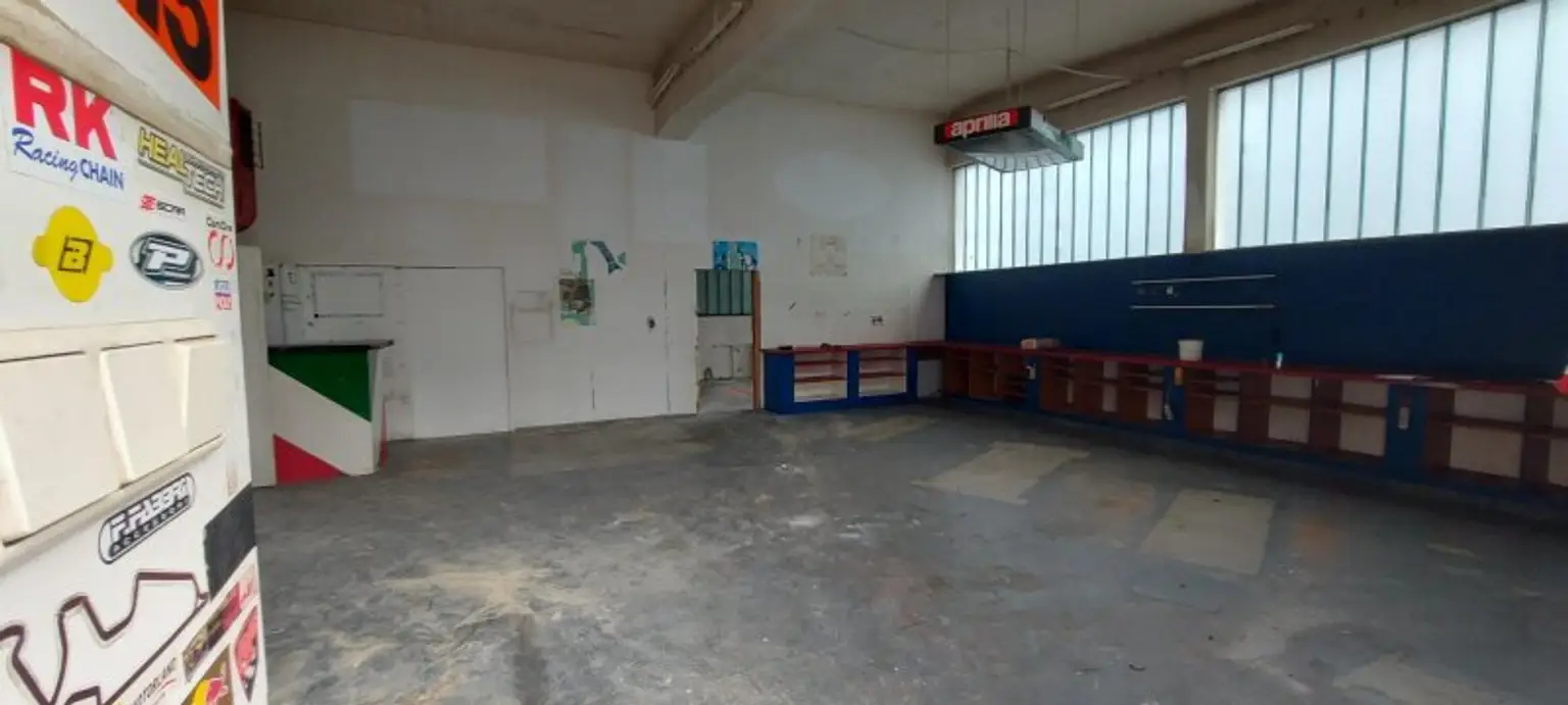 Ehemaliger Schauraum mit Werkstatt