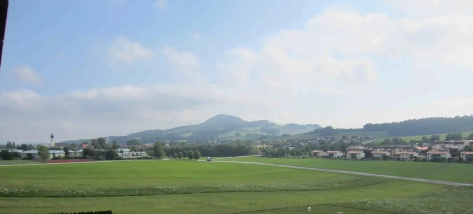 Attraktive 2-Zi.-Wohnung im Dachgeschoß mit Fernblick und Garage