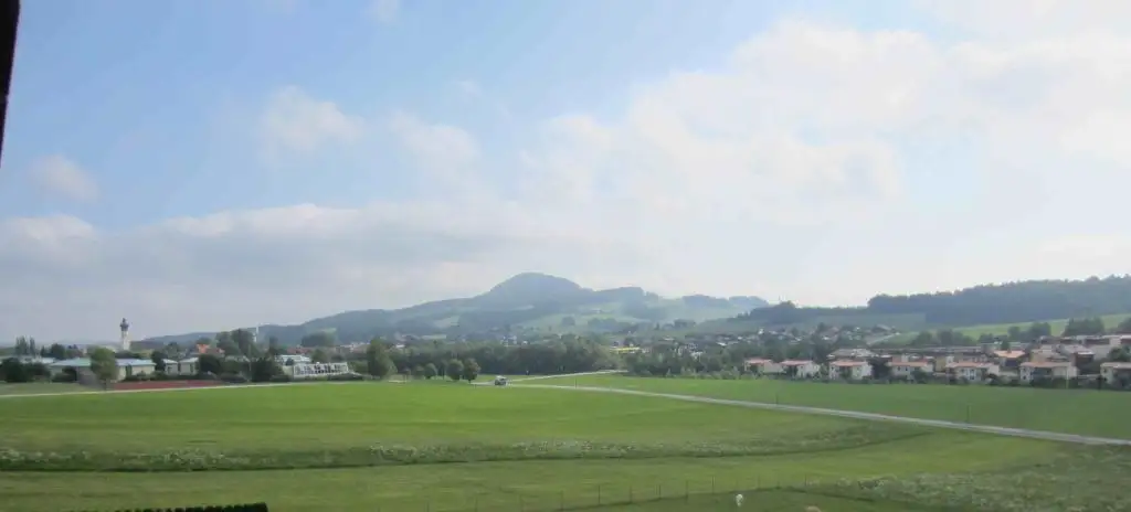 Attraktive 2-Zi.-Wohnung im Dachgeschoß mit Fernblick und Garage