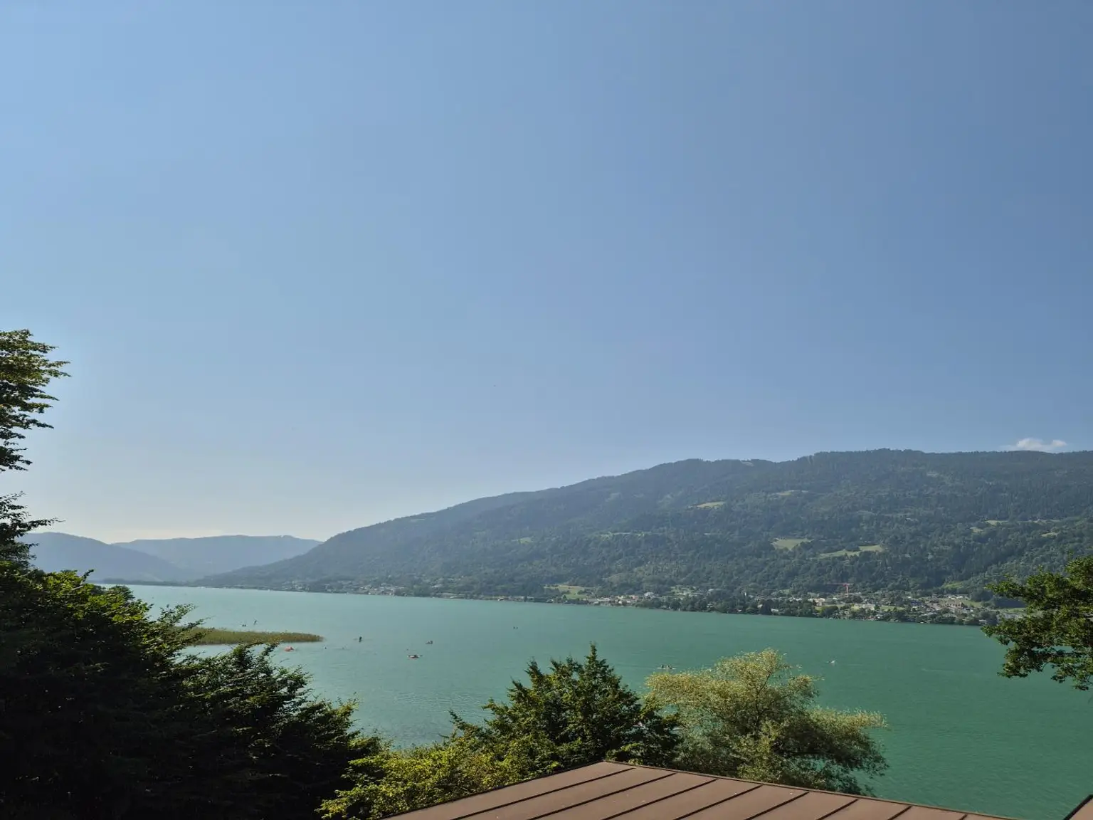 Schönes Seegrundstück mit Seezugang und Baubewilligung!