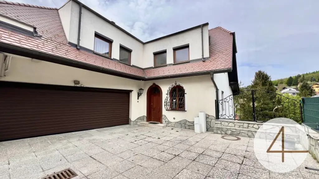 10 Minuten Fahrzeit nach Wien I Klimatisierte Villa mit Weitblick I Wellness, Fitnessraum & Kamin I Terrassen, Balkon & Garten I Hochwertige Ausstattung