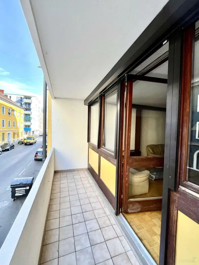 Moderne 4- Raum-Wohnung mit Loggia –voll möbliert - Nähe Gürtelturm- ideale Infrastruktur