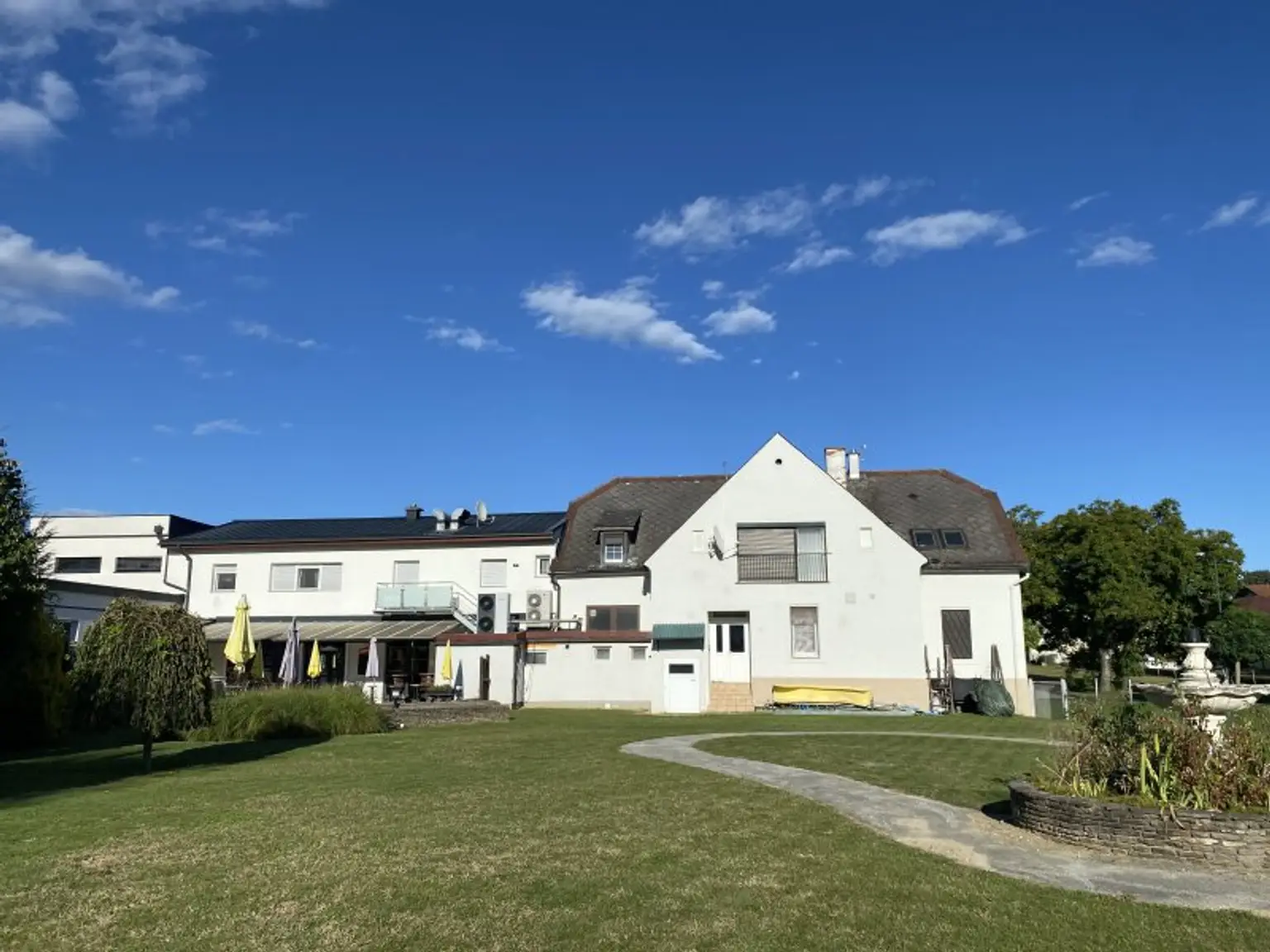 Modernes Wohnhaus  mit angrenzender Café-Bar und 2200m2 Grundstück