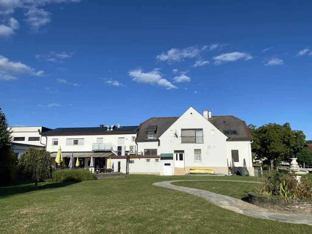 Modernes Wohnhaus  mit angrenzender Café-Bar und 2200m2 Grundstück