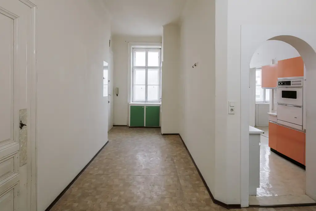 Sanierungsbedürftiges 3 Zimmer Altbau-Juwel mit Balkon in sehr guter zenraler Lage von Döbling!