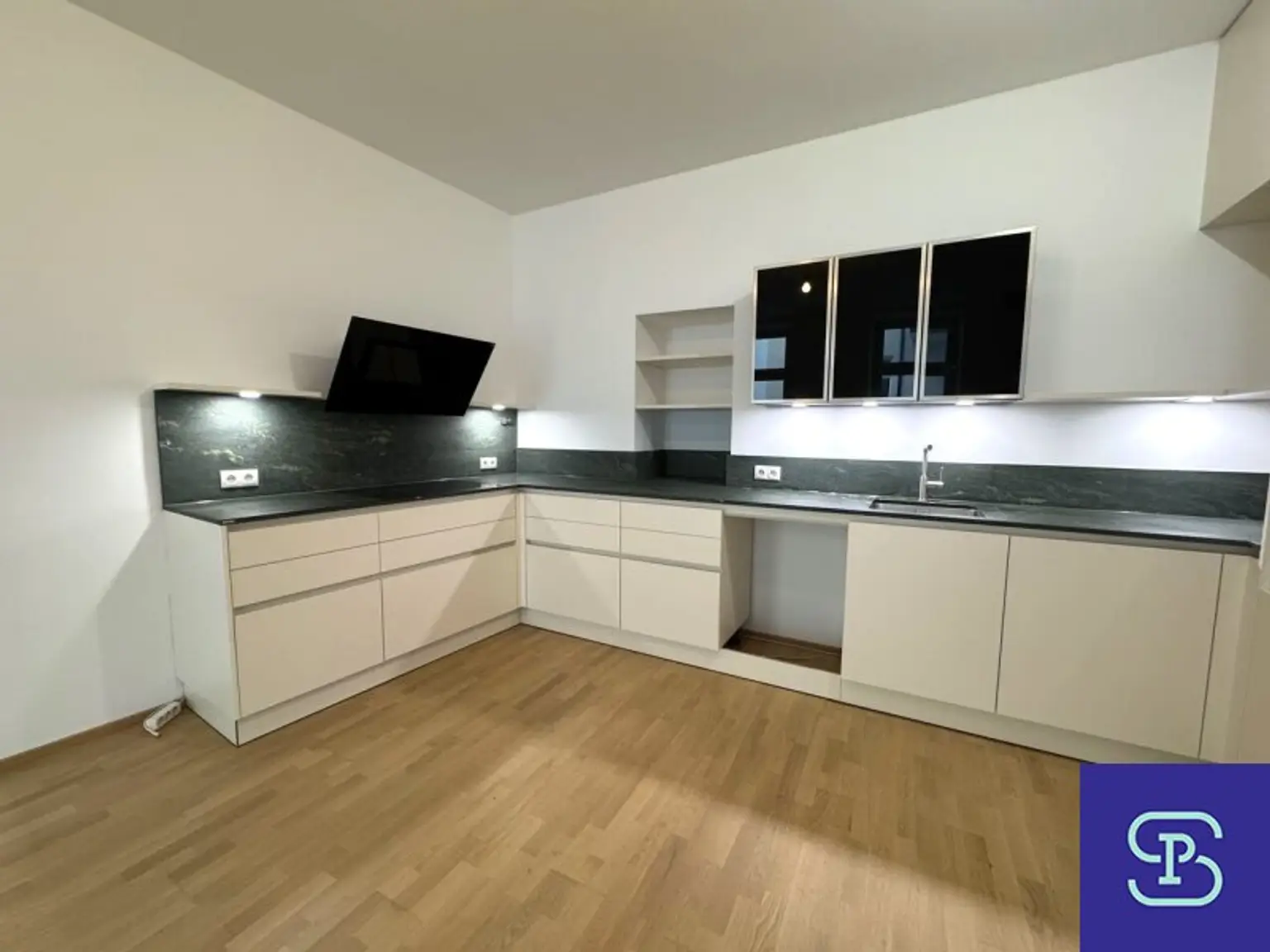 Provisionsfrei: Unbefristeter 98m² Altbau mit 11m² Süd-Loggia und Einbauküche - 1070 Wien!